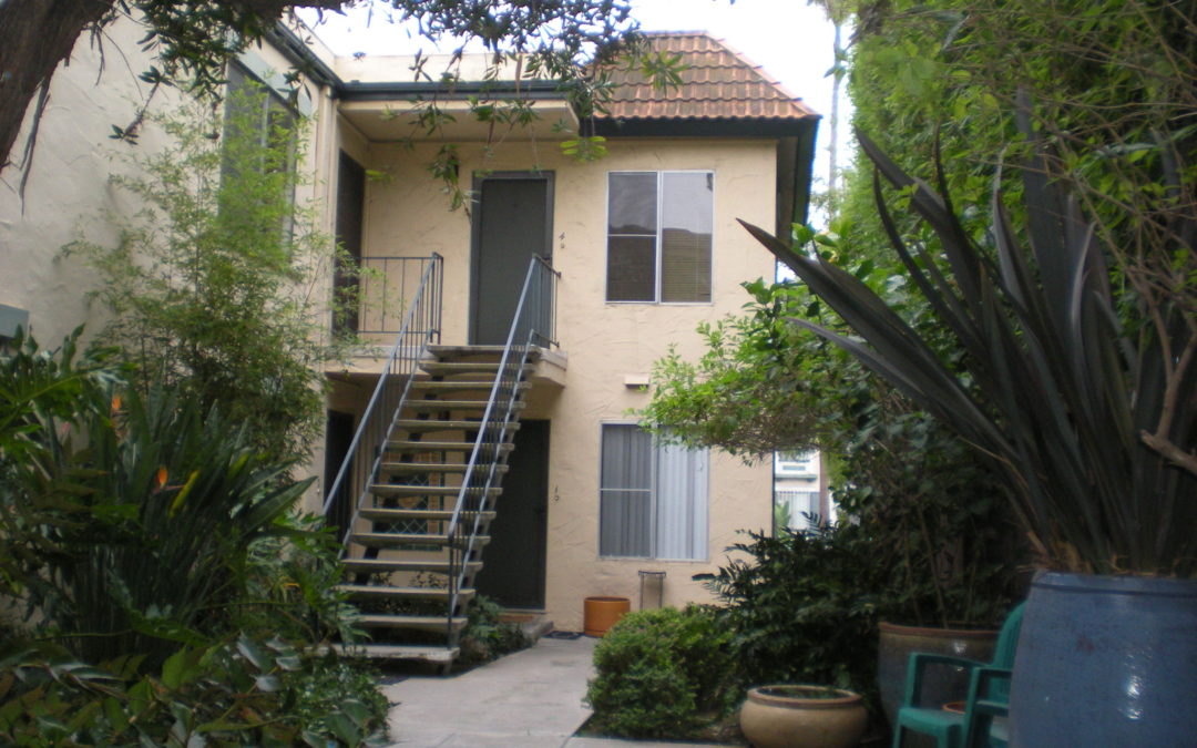Courtyard style unit walking distance to Balboa Park, shops, and Zoo. !