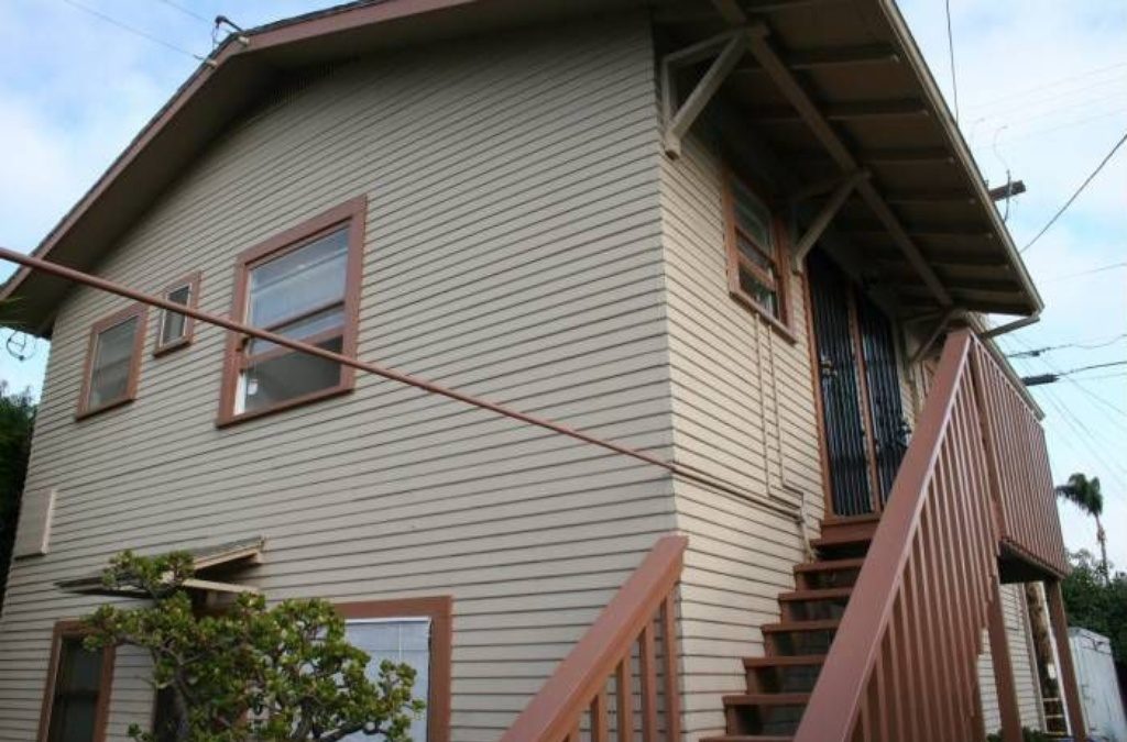 Bright upstairs 1 bedroom in great location