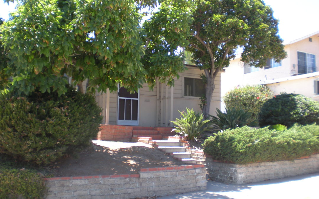 2 Bedroom bungalow style house w/ yard in PB !