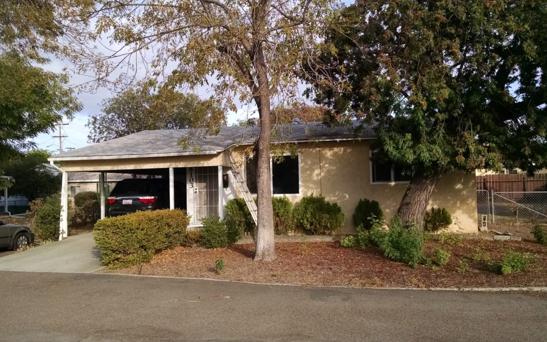 Cozy 2 Bedroom 1 Bath House w/ fenced in Backyard !